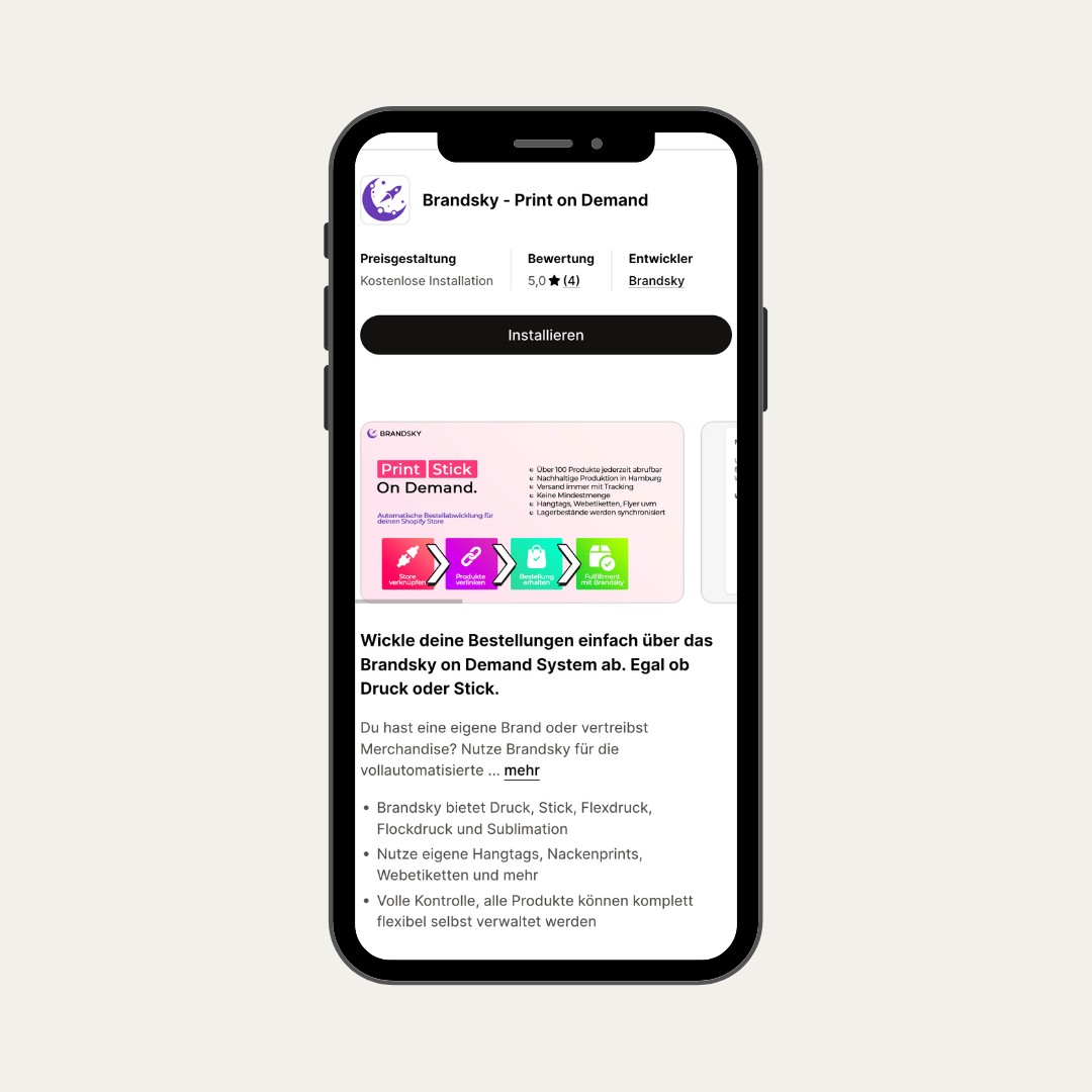 Das Mockup zeigt, dass durch die enge Shopify-Anbindung von Brandsky Prozesse von der Produktauswahl bis zum Versand automatisiert ablaufen und Branding-Elemente wie Hangtags oder Labels integriert werden können.

